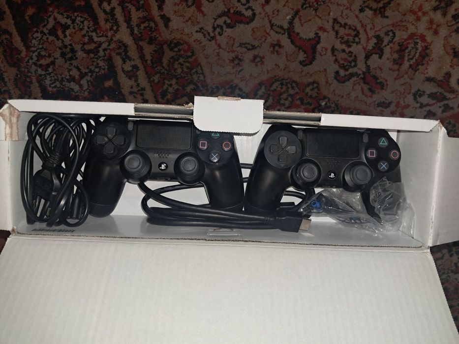 PS 4PRO 1 терабайт 2 джостика Оригінал