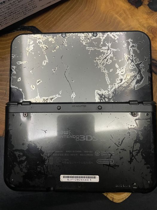 Zmordowana konsola New Nintendo 3DS XL z pudełkiem
