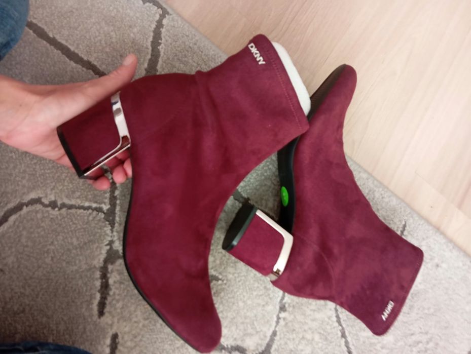 Zamszowe botki DKNY