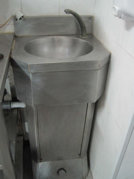 Estantes - INOX - vende se Pio - PIA Lava mãos de peixaria