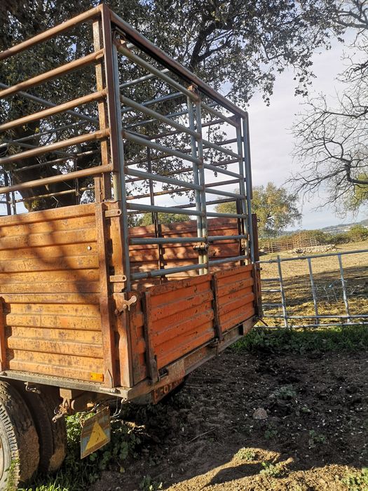 Reboque de gado com grades