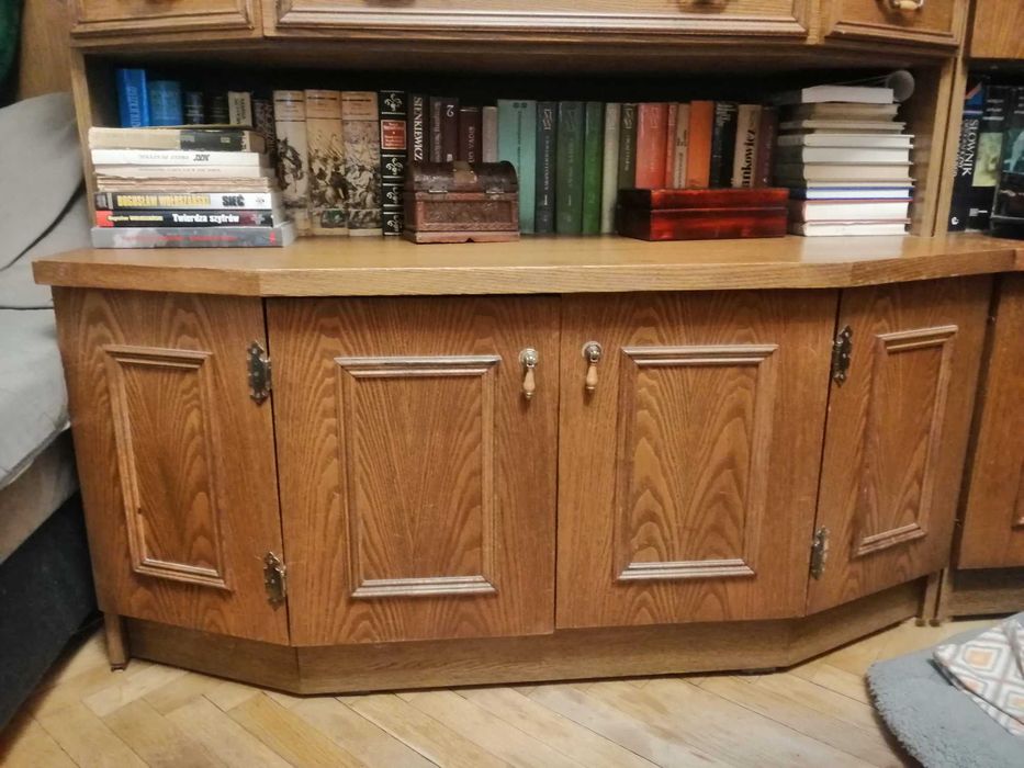 Stylowa drewniana witryna