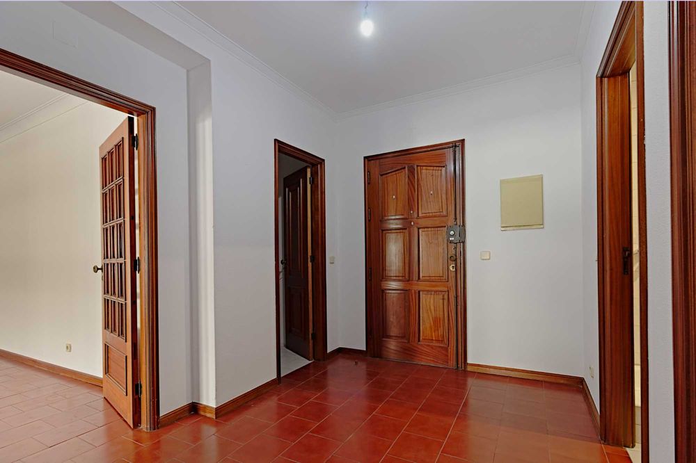 Apartamento T3 com 2 WC e garagem fechada junto às Portas da Maia