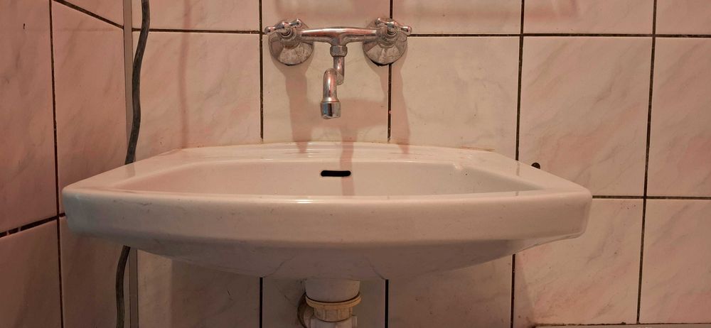 Umywalka biała 38 x 51 cm z baterią