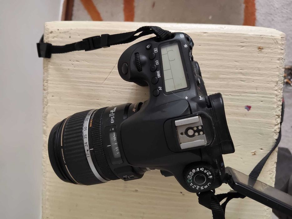 Canon EOS 60D com objetiva EFS 17-85mm + bolsa + tripé