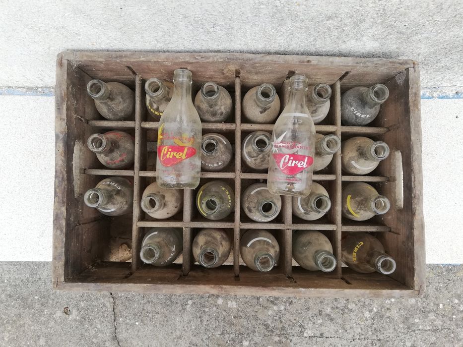 Garrafa Cirel pirogravada com grade madeira