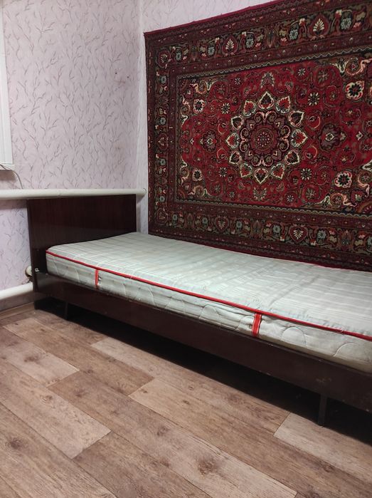 Ліжко +матрас +пружинний каркас.