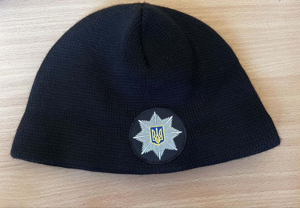 шапка вязана з кокардою поліції