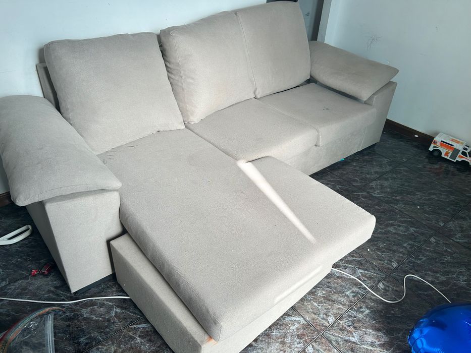 Sofá, mesa, máquina de lavar e secar