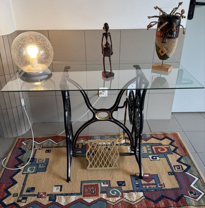Mesa tampo de vidro em pés Singer