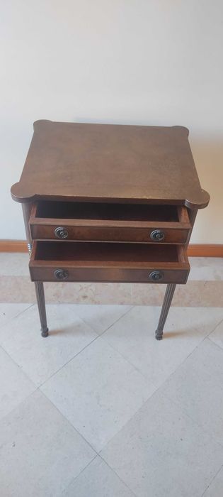 Mesa de apoio em madeira maciça