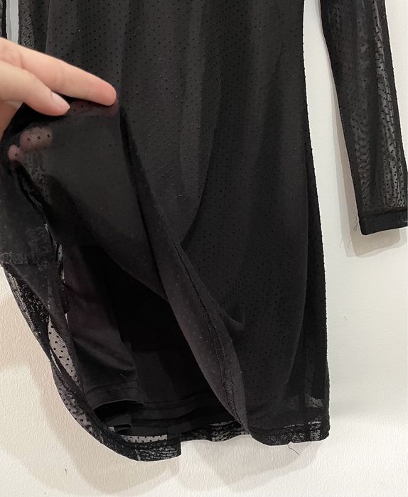 Vestido preto com mangas translúcidas (Stradivarius, tamanho S)