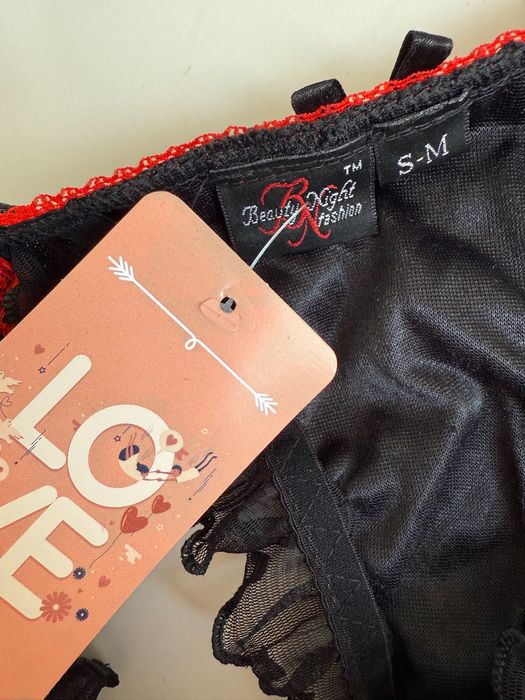 Komplet czarnej bielizny stanik i majtki stringi falbanki bardotka