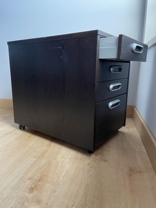 Movel com quatro gavetas