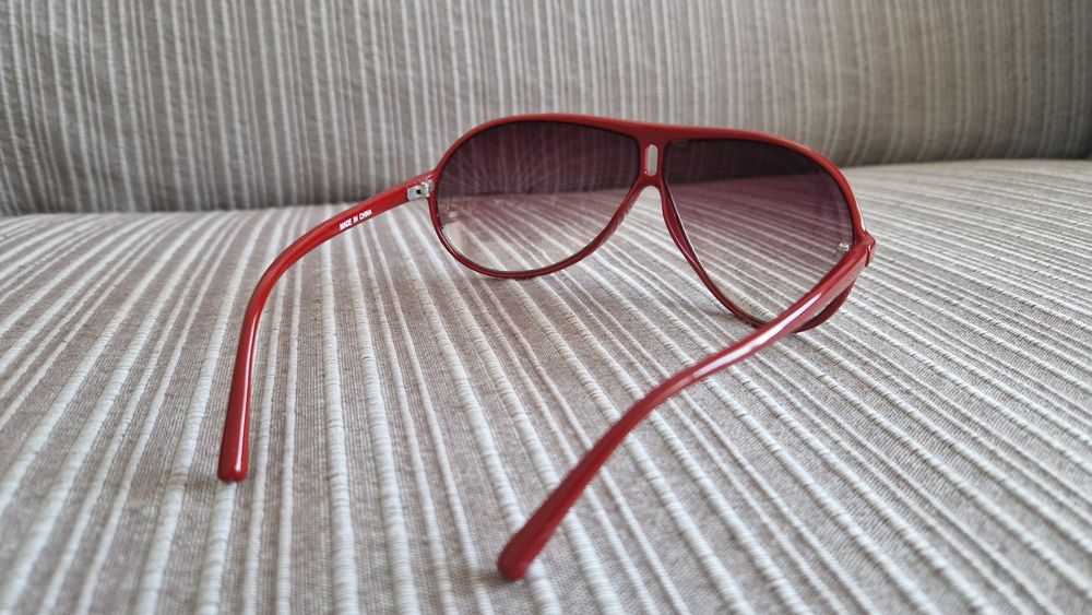 Óculos de Sol armação vermelha novos