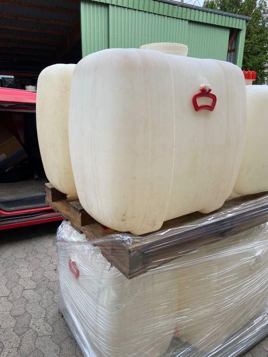 Lote de bidões de plástico