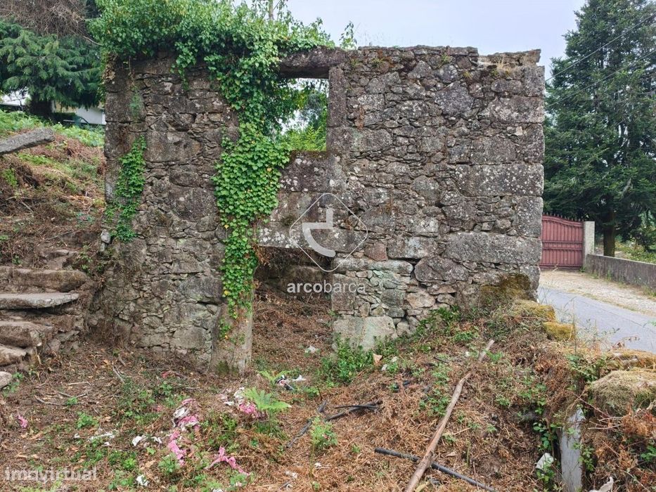 Casa em pedra mais anexo para reconstruir , parcela de terreno 1.700m2