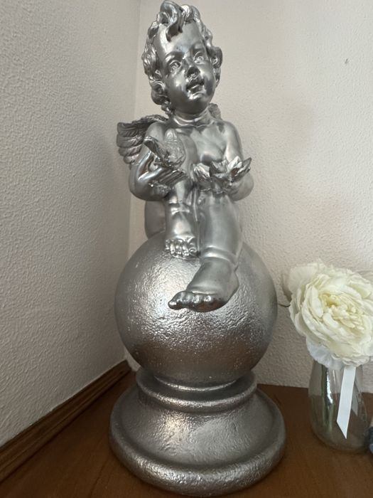 Escultura decorativa de anjo prateado