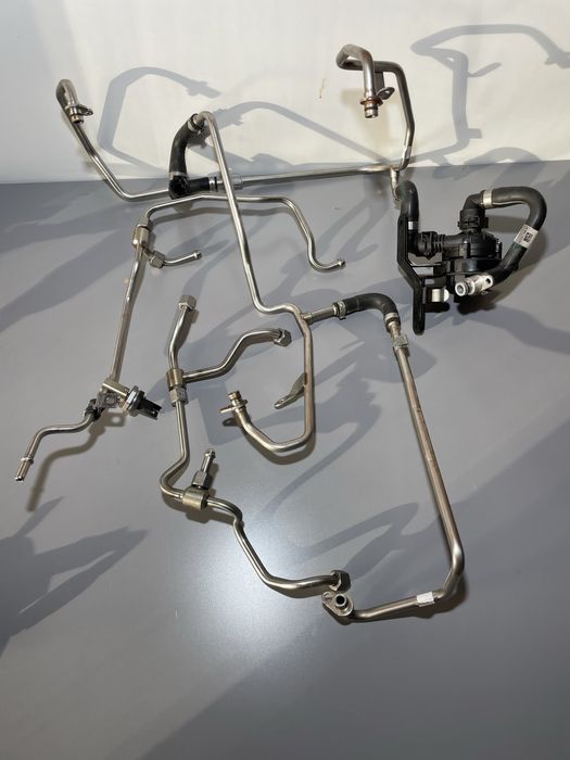 Патрубки шланги системы охлаждения и подачи топлива мотора s58b30 BMW