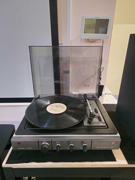 Програвач Вінілових пластинок Tesla NZC 041 de luxe (1984)