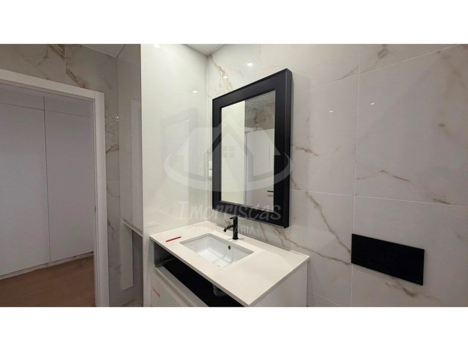 Apartamento T2 remodelado com cozinha equipada e despensa, em Odivelas