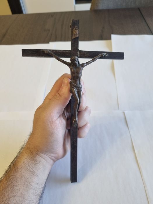 Pequena cruz antiga em liga metálica