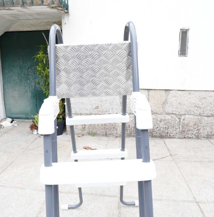 Escada piscina Intex entre 91 e 107 cm