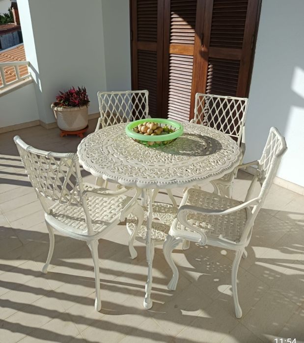 Conjunto mesa e cadeiras
