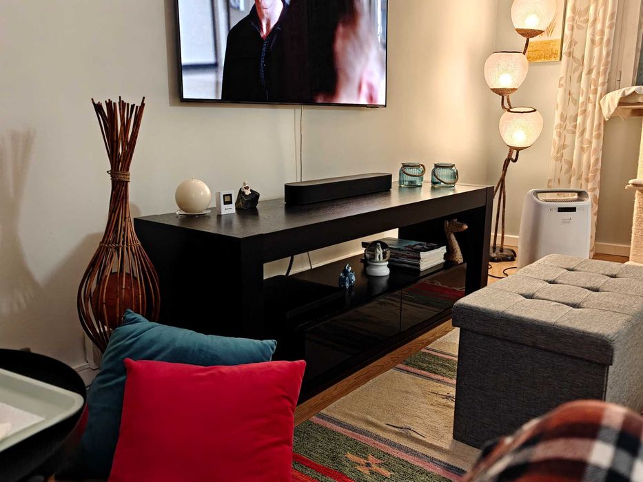 Móvel de TV Interdesign em wengué escuro, 160 cm, robusto e com arrumação