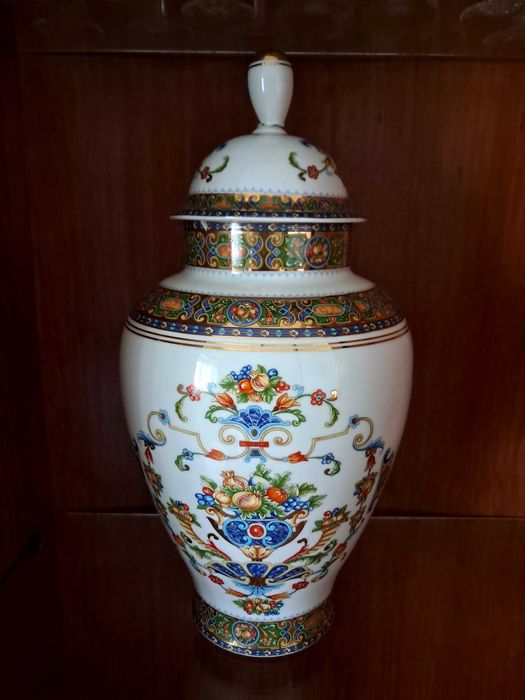 Várias peças em porcelana portuguesa e limoges