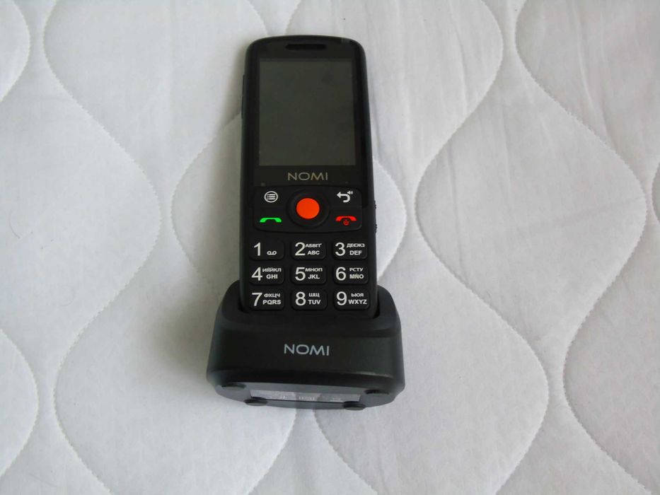 Кнопочний телефон з док станцією Nomi i2440 Black чорного кольору