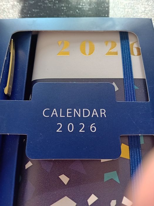 Mini kalendarz 2026 z długopisem. Nowy w pudełku.