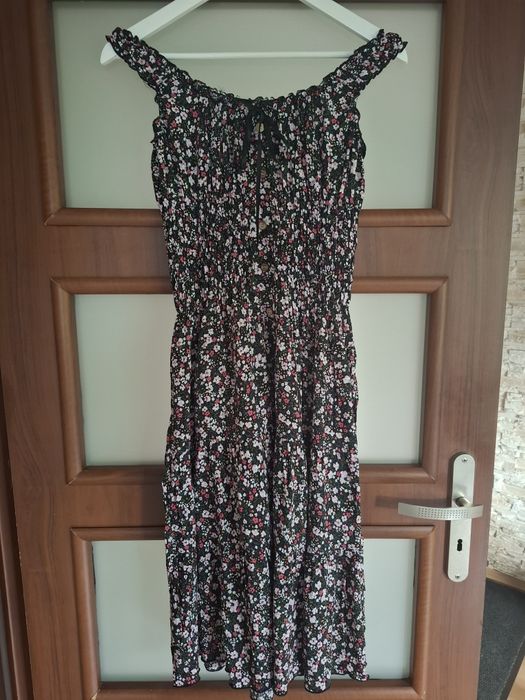 Sukienka w kwiaty midi