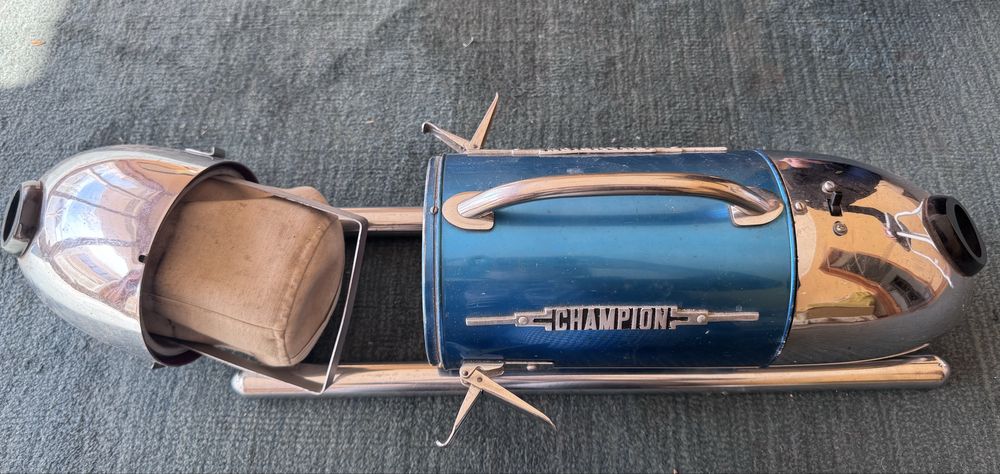 Aspirador “Champion”. Em otimo estado de concervação, e em estojo de caixa de madeira.