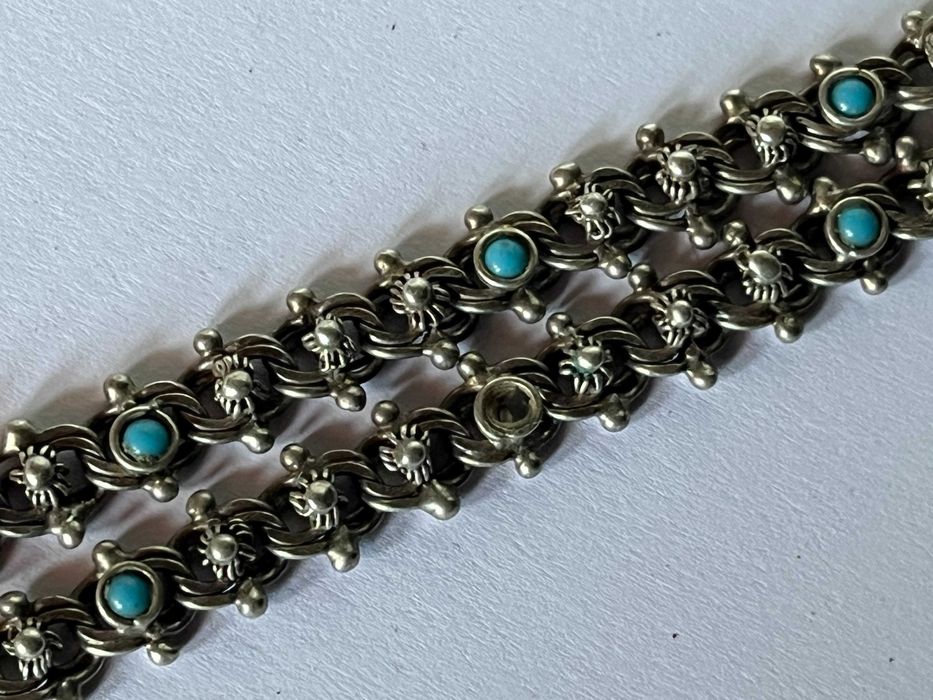 Pulseira em prata antiga trabalhada e com pedras azuis