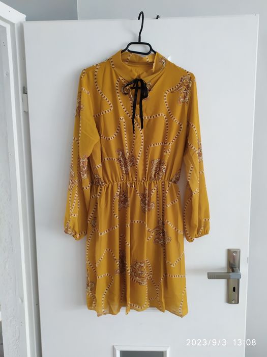 Musztardowa jesienna sukienka we wzory 36
