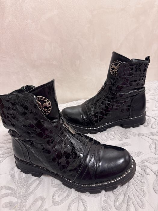 Продам черные ботинки,очень теплые ,36 размер