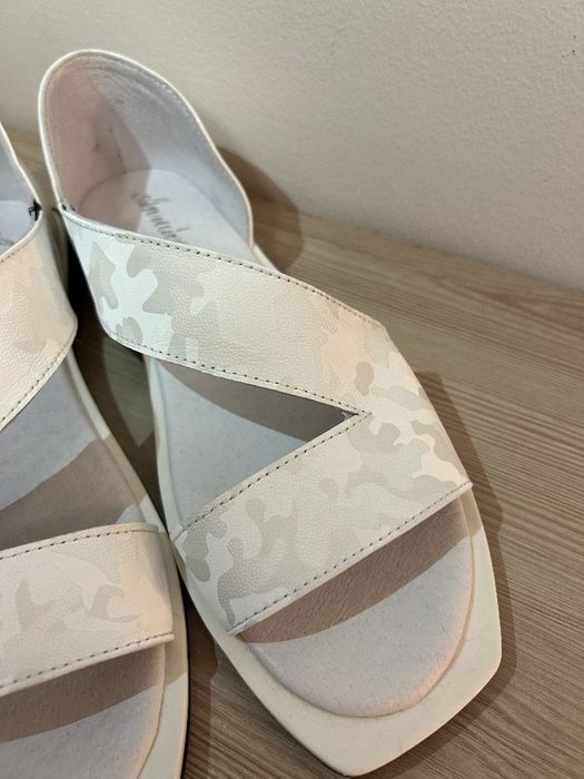 Білі босоніжки..