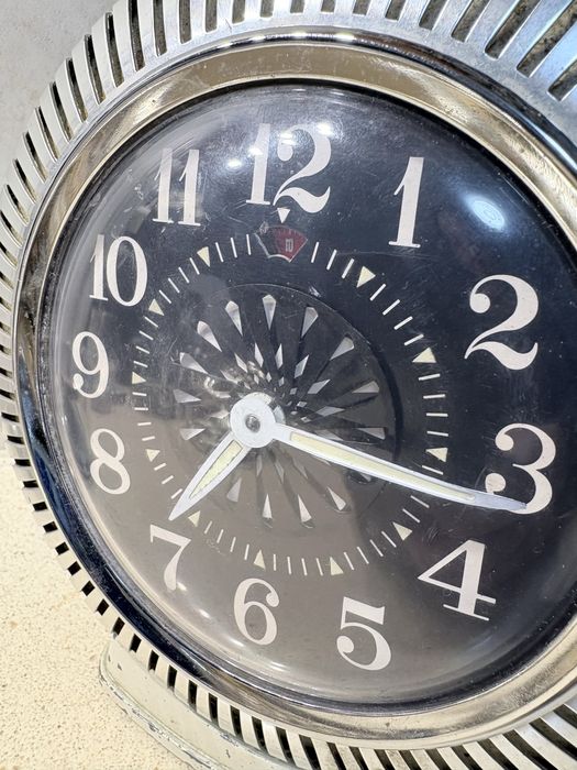 Relógio despertador com efeito caleidoscópico dos anos 60