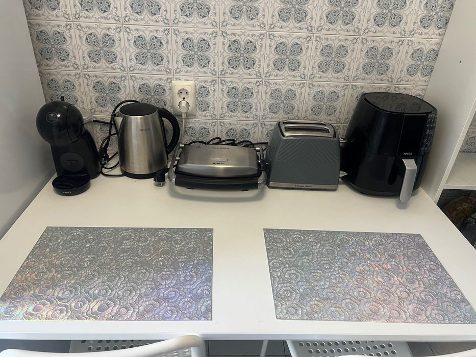 Quarto amplo e luminoso com varanda zona central Benfica