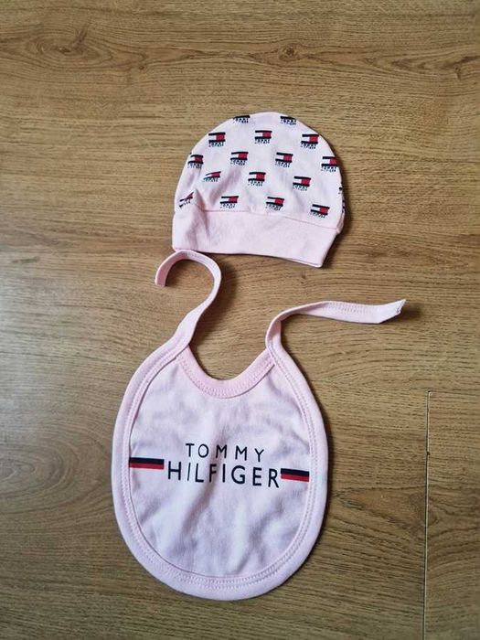Niemowlęcy komplet czapeczka i śliniak Tommy