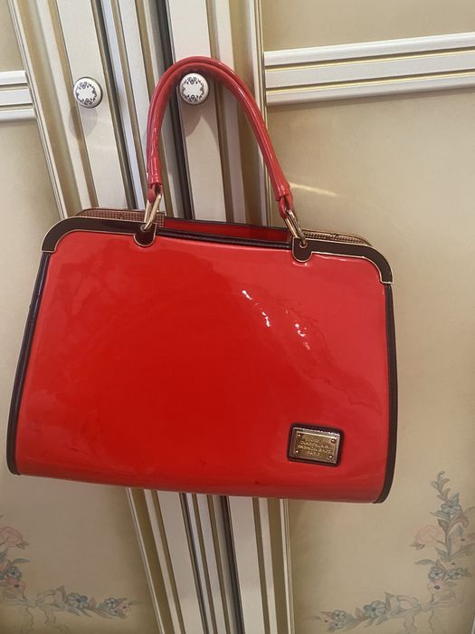 Червона лакова сумочка