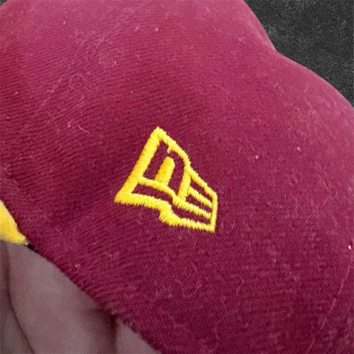 czapka new era uszkodzona