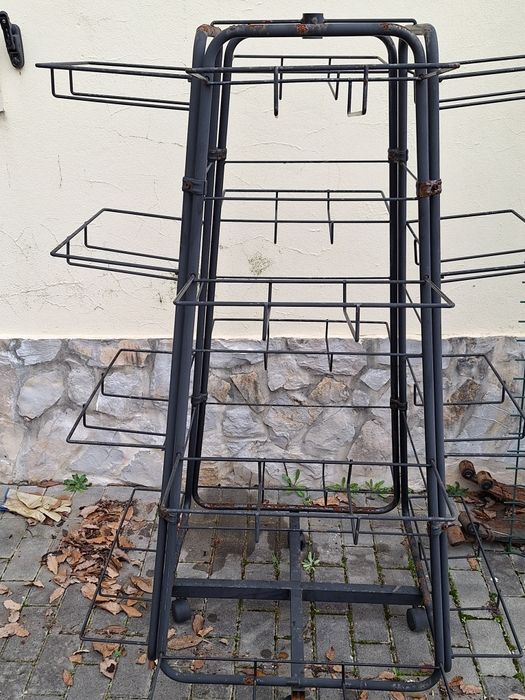 Expositor metal com rodas