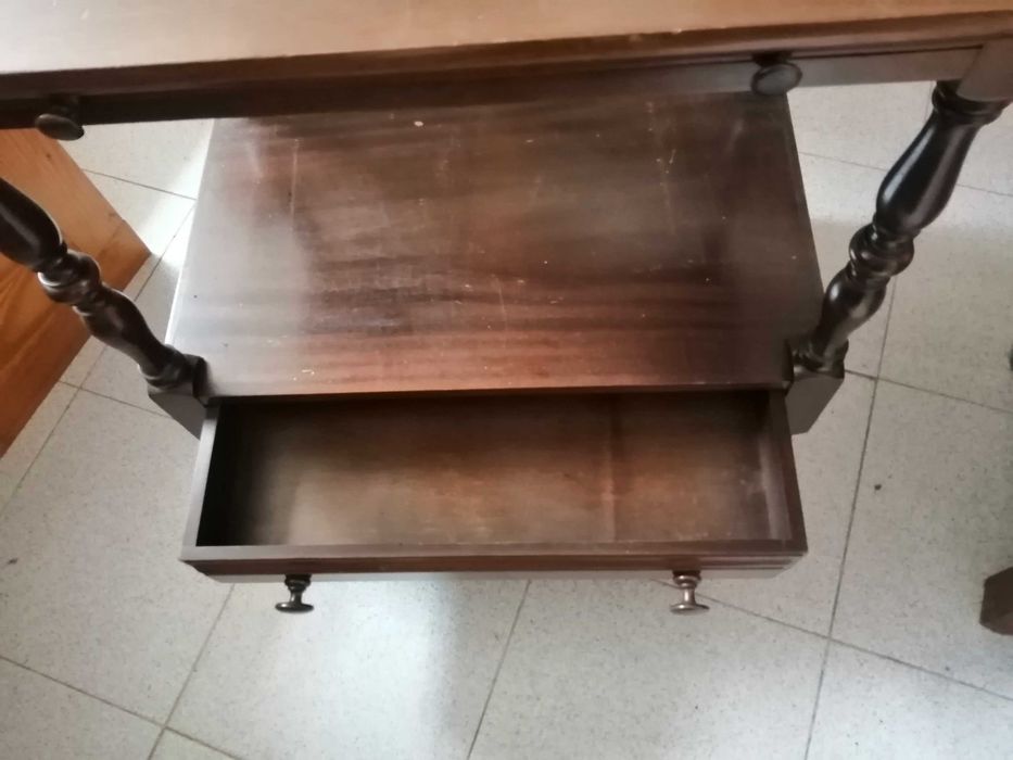 Mesa de apoio com tampo extensível e gaveta