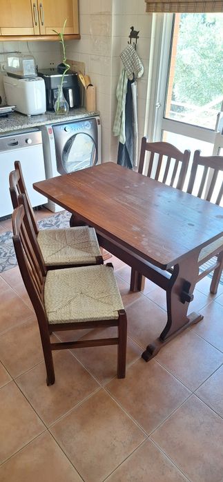 Mesa e cadeiras de cozinha