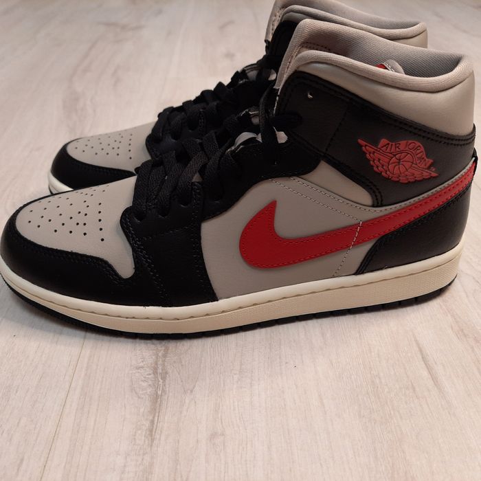 Оригінальні жіночі кросівки AIR JORDAN AIR 1 MID SHOES WHITE/BLACK BQ6