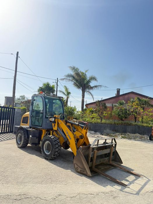 Pá carregadora com matrícula