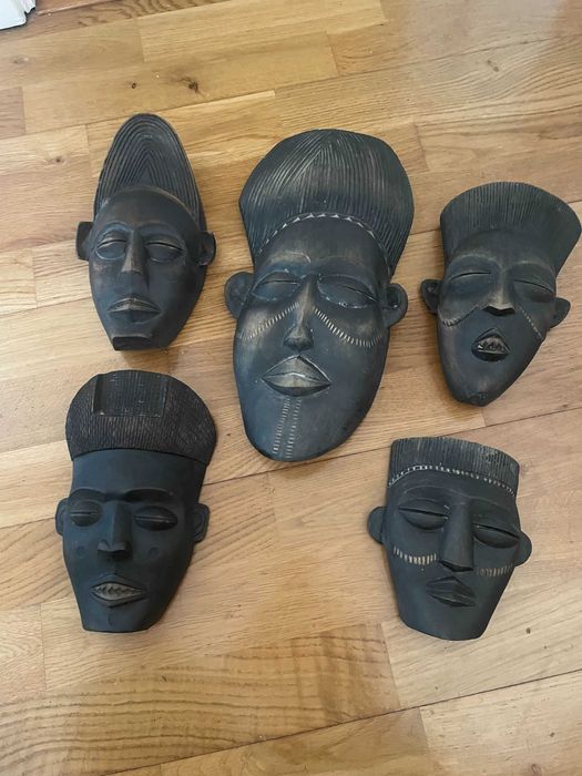 Conjunto de 5 mascaras Africanas vintage, peças artesanais esculpidas em madeira