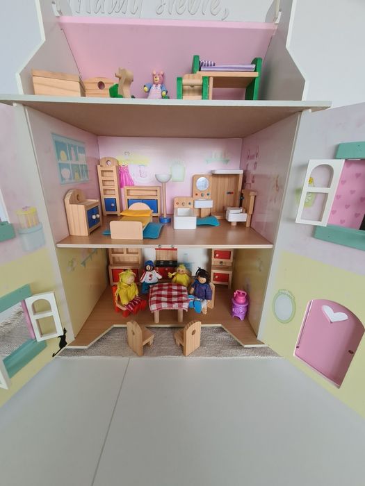 Drewniany domek z mebelkami i lalkami